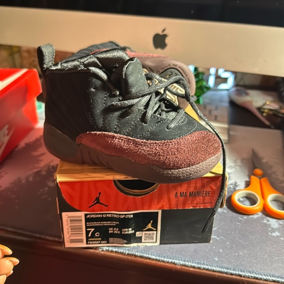 Jordan retro 12 size 7C black and burgundy excellent condition never used - Picture 1 of 3